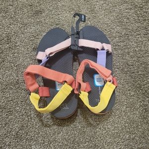 Women Sandals size 8 wide very cute 😍